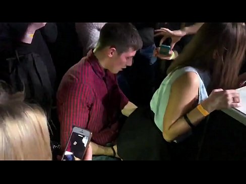 ❤️ Seksê rast di klûbek şevê ya rûsî de. Keçeke rûsî ya 18 salî di nav anus û vajînayê de li klûbeke şevê kenîya ☑ Porno li me ku.liporno.ru ️❤