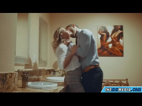 ❤️ Gava ku blondeyek busty we di nav hewşek gelemperî de dixapîne ☑ Porno li me ku.liporno.ru ️❤
